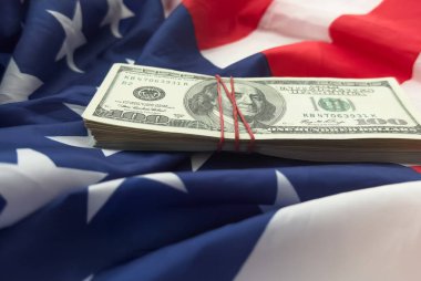 Bayrak arka planında 100 dolarlık banknotlar. Yüksek kalite fotoğraf