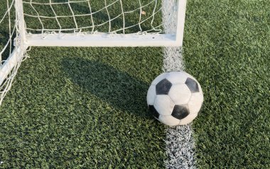 Arka planda Blurry Goalpost ile futbol topu. Yüksek kalite fotoğraf