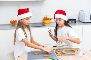 Çocuklar Noel kurabiyeleri pişirme ve süsleme konusunda uzman. Yüksek kalite fotoğraf