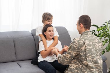 Askeriyenin babası ve iki kızı evde. Yüksek kalite fotoğraf