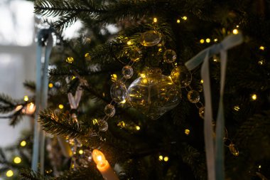 Gece dekore edilmiş bir Noel ağacını kapat. Yüksek kalite fotoğraf