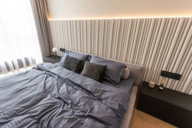 Güzel dekorasyonu olan rahat ve parlak bir yatak odası. Yüksek kalite fotoğraf