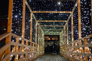 Festival karanlık bokeh ışıklar, elektrik garland ve evin arka plan bulanık