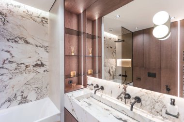 Modern kasaba evindeki lüks minimalist tuvalet. Yüksek kalite fotoğraf