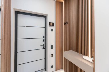 Aydınlık duvarları ve gardırobu olan yeni bir evin şık iç tasarımı. Yüksek kalite fotoğraf