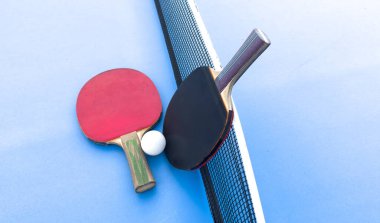 iki pinpon raketi ve yeşil masada bir top. Yakın plan, pinpon ağı. Yüksek kalite fotoğraf