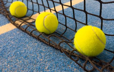 Mavi raket tenis kortu ve topların ağı. Raket sporu konsepti. Yüksek kalite fotoğraf