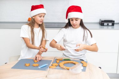 Çocuklar Noel kutlamasından önce Noel kurabiyesi pişiriyorlar. - Aile. Yüksek kalite fotoğraf