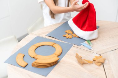 Çocuk Noel kurabiyeleri hazırlıyor. Yüksek kalite fotoğraf