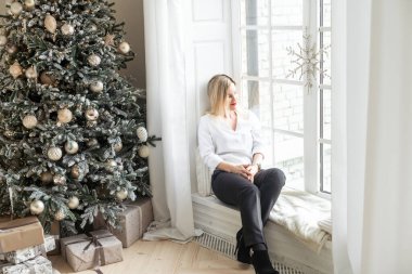  Mutlu romantik kadın, Noel ağacı geçmişine karşı. Mutlu Noeller ve mutlu tatiller. Yüksek kalite fotoğraf