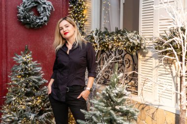 Markette Noel hediyesini ve ağacı seçen mutlu, genç bir kadın. Yüksek kalite fotoğraf