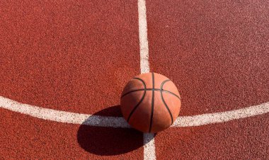 Şehir kortunda basketbol topu. Yüksek kalite fotoğraf