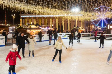  Kyiv, Ukrayna - Aralık 03, 2023. İnsanlar şehrin merkezinde güzel kış boyunca buz pateni yapmaktan zevk alıyorlar. Mutlu Noeller ve mutlu yıllar. Tatil ve mevsimlik konsept. Yüksek kalite fotoğraf