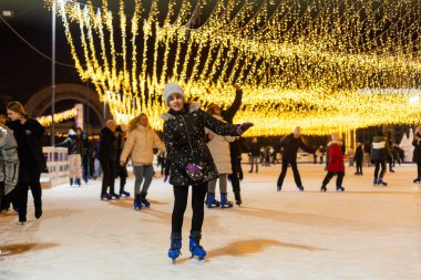 Kyiv, Ukrayna - 03.12.2023: Ukrayna Ulusal Kompleks VDNH 'nin topraklarında paten sahası. Yüksek kalite fotoğraf