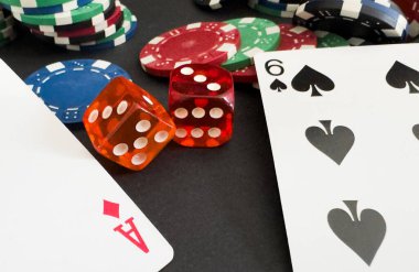 Poker kartları, çipler ve zarlar. Kapatın. Yüksek kalite fotoğraf