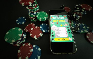 Çevrimiçi kumarhane internet bahis konsepti yeşil ekran. Poker çipli akıllı telefon, zar. Büyük ikramiye, kumarhane fişleri. Yüksek kalite fotoğraf