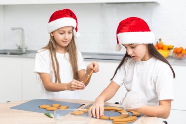  Çocuklar Noel kurabiyelerini birlikte süslüyor. Yüksek kalite fotoğraf