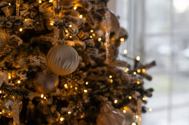 Noel ağacı ışığı ve süsler. Yüksek kalite fotoğraf