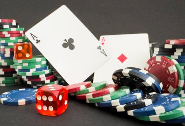 Poker kartları, çipler ve zarlar. Kapatın. Yüksek kalite fotoğraf