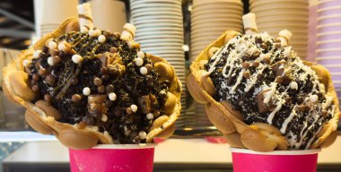  Dondurma, çikolata tüpleri ve marmelatlı balonlu waffle. Yüksek kalite fotoğraf