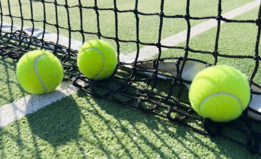 Parlak yeşilimsi, sarı tenis topu yeni boyanmış kortta. Yüksek kalite fotoğraf