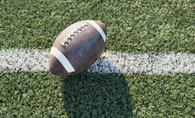 Amerikan futbolu yeşil çim arka planda. Takım sporu konsepti. Yüksek kalite fotoğraf