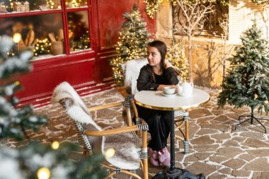 Noel atmosferinde genç bir kız. Yüksek kalite fotoğraf