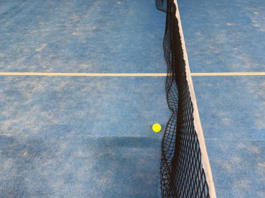 Top mavi raket tenis kortunun gölgesinde. Yüksek kalite fotoğraf