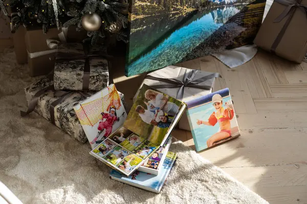 Fotoğraf basımı, Noel aile anıları. Küçük çocuk basılı Noel fotoğraflarına bakıyor. Yüksek kalite fotoğraf
