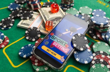 Yeşil masanın üzerinde poker çipleri olan online kumarhane akıllı telefonu. Yüksek kalite fotoğraf