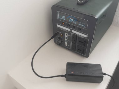 Dijital ekranlı elektrik güç dönüştürücüsü. Yüksek kalite fotoğraf