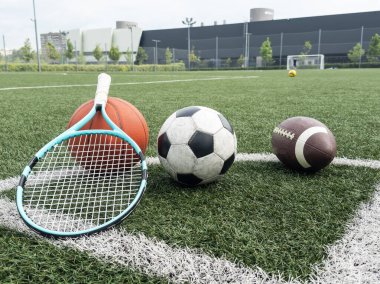 Basketbol, futbol topu, tenis topu, tenis raketi gibi çeşitli spor aletleri. Yüksek kalite fotoğraf
