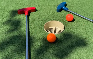 Yakından oyuncu topla mini golf oynuyor. Yüksek kalite fotoğraf