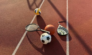 Spor aletleri, raketler, tenis topları futbol ve basketbol topları. Yüksek kalite fotoğraf