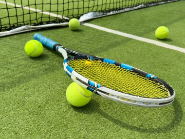 Tenis raketi ve top tenis kortunda. Yüksek kalite fotoğraf