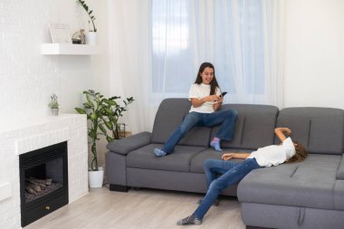 Ellerinde telefon olan küçük çocuklar oyun oynuyorlar. Yüksek kalite fotoğraf