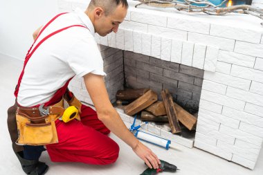 Profesyonel teknisyen odaya elektrikli şömine kuruyor. Yüksek kalite fotoğraf