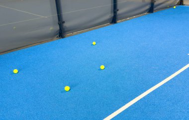 Mahkemede tenis topları. Yüksek kalite fotoğraf