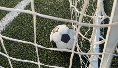 Futbol sahasında geleneksel futbol topu. Yüksek kalite fotoğraf