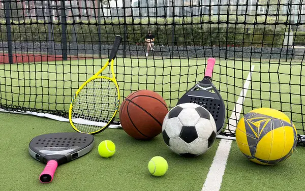 Spor sahasında çeşitli spor topları. Büyük turuncu bir basketbol topu, küçük siyah beyaz bir futbol topu. Yüksek kalite fotoğraf