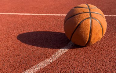 Halka açık bir sahada basketbol topu. Yüksek kalite fotoğraf