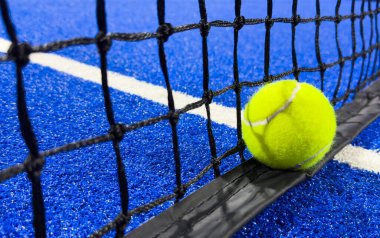 Top mavi raket tenis kortunun gölgesinde. Yüksek kalite fotoğraf