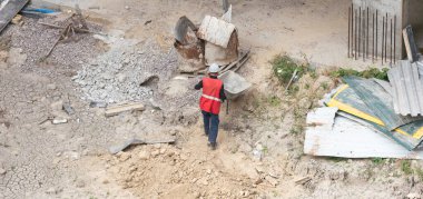 Bina ve inşaat işçisi, çelik başlıklı erkek prefabrik beton duvar imalatında beton döşeme takviyesi için çelik tel örgü üzerinde çalışıyor. Yüksek kalite fotoğraf