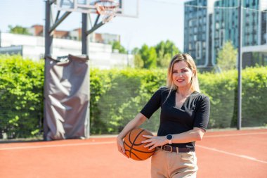 Basketbol sahasında basketbol oynayan genç bir kız, aktif bir hafta sonu. Yüksek kalite fotoğraf