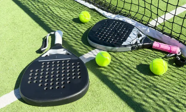 Padel tenis raketi, tenis kortu ve topları. Yüksek kalite fotoğraf