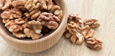 cevizler siyah bir masanın üzerine ahşap bir tabaktan dökülüyor. Yüksek kalite fotoğraf