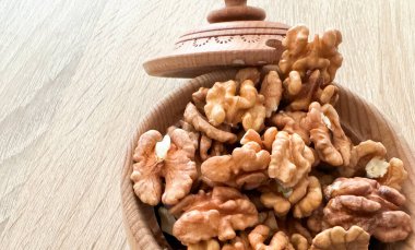 Soyulmuş ceviz. Tahta bir tahtanın üzerinde. Sağlıklı yiyecekler. Doğal arka plan. Yüksek kalite fotoğraf