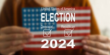 2024 Başkanlık Seçimi El Sallayan Amerikan Bayrağı Üzerine Yazıldı. Yüksek kalite fotoğraf