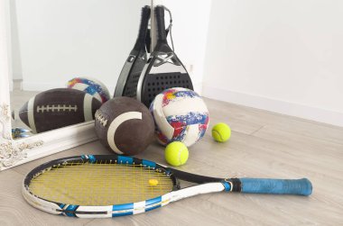  Bej duvarın yanında farklı modern spor aletleri. Yüksek kalite fotoğraf