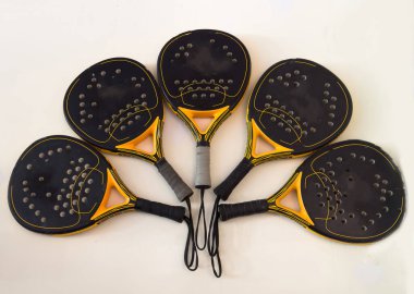 Beyaz raket, tenis raketi ve spor eşyalarıyla izole edilmiş. Yüksek kalite fotoğraf